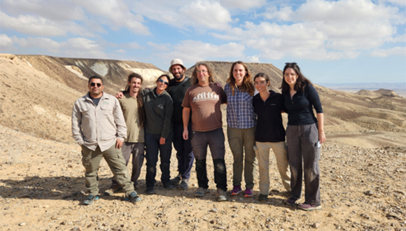 צוות המחקר של פרופ' אור שפיגל במהלך עבודת שטח במדבר