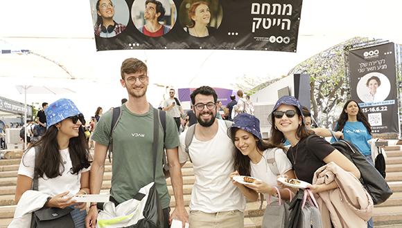 סטודנטיות וסטודנטים ביריד התעסוקה השנתי 2022