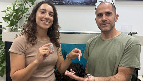 ד"ר עמרי ברונשטיין והדוקטורנטית ליסה שמידט עם קיפוד ים שעבר בדיקה גנטית