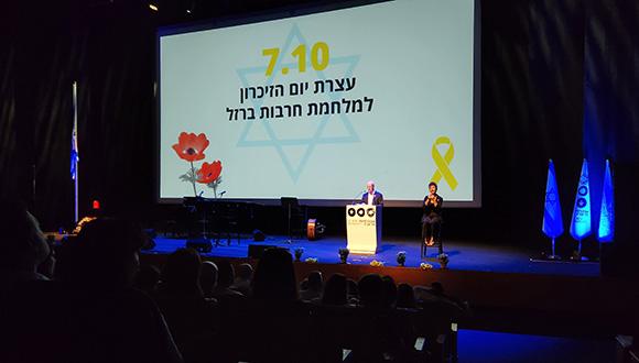פרופ' אריאל פורת, נשיא אוניברסיטת תל אביב, נושא דברים בעצרת לציון שנה ל-7 באוקטובר